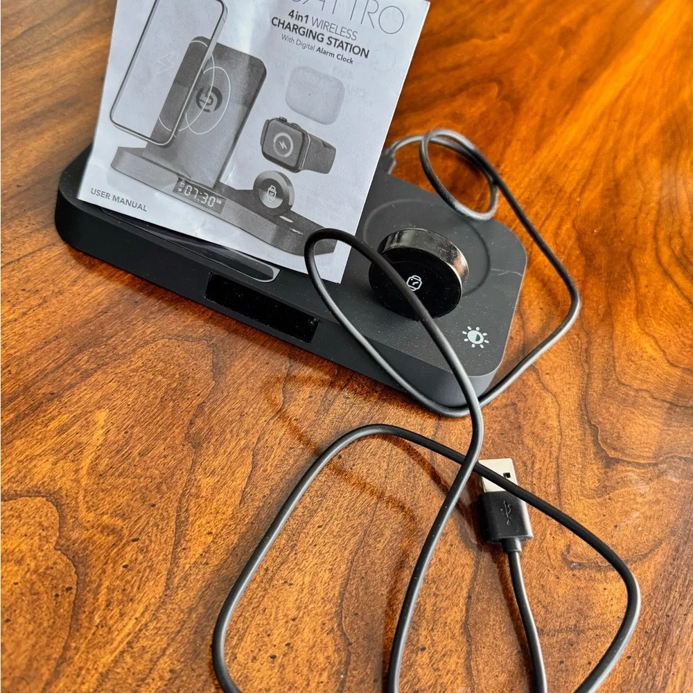 QUATTRO wireless 4-in-1 fold-up CHARGiNG STATION.